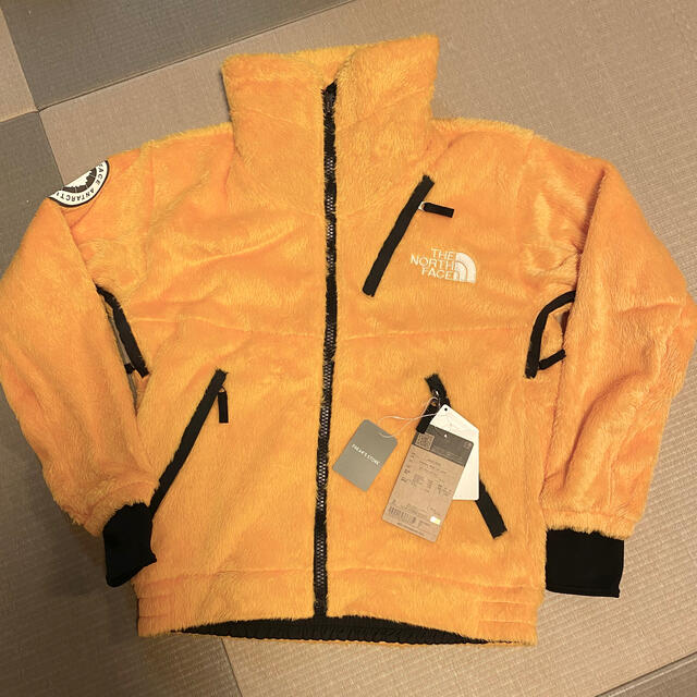 THE NORTH FACE(ザノースフェイス)のこんにゃく様用　アンタークティカバーサロフトジャケット　S  サミットゴールド メンズのジャケット/アウター(ブルゾン)の商品写真