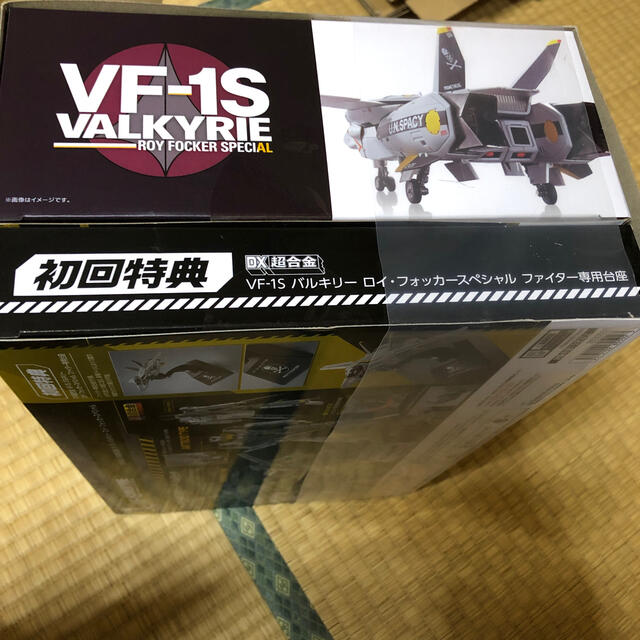 macros(マクロス)のDX超合金 初回限定版VF-1S バルキリー ロイ・フォッカースペシャル エンタメ/ホビーのおもちゃ/ぬいぐるみ(模型/プラモデル)の商品写真