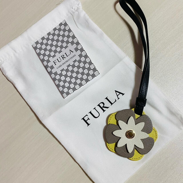 Furla(フルラ)の【新品】FURLA 本革バッグチャーム フラワー レモンイエロー×グレージュ レディースのファッション小物(キーホルダー)の商品写真