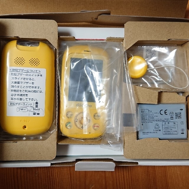 NTTdocomo(エヌティティドコモ)のUri 600取引感謝さん　専用　ドコモ　キッズケータイ　F-03J スマホ/家電/カメラのスマートフォン/携帯電話(携帯電話本体)の商品写真