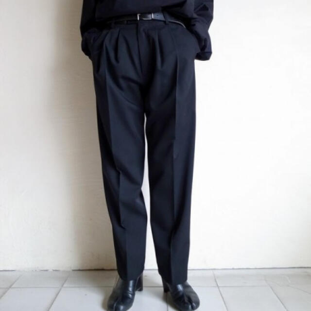 COMOLI(コモリ)のstein WIDE TAPERED TROUSERS BLACK 20aw S メンズのパンツ(スラックス)の商品写真