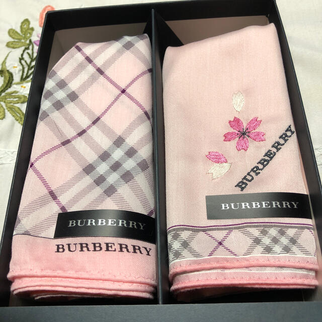 BURBERRY(バーバリー)の🌸バーバリー　ハンカチ2枚　新品🌸 レディースのファッション小物(ハンカチ)の商品写真