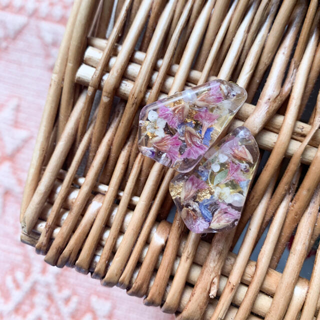 小花のイヤリング ハンドメイドのアクセサリー(イヤリング)の商品写真