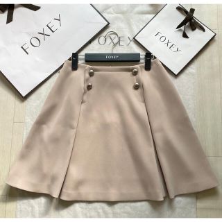 フォクシー(FOXEY)の現行ロゴ✨FOXEYメタルボタンスカート40(ひざ丈スカート)