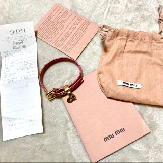 ミュウミュウ(miumiu)の一度のみ使用　ミュウミュウ　レザーブレスレット　ハート　ピンク　ゴールド(ブレスレット/バングル)