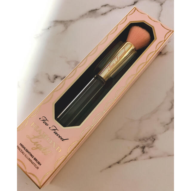 Too Faced(トゥフェイス)のトゥーフェイスド　ダイヤモンド　ハイライターブラシ コスメ/美容のメイク道具/ケアグッズ(チーク/フェイスブラシ)の商品写真