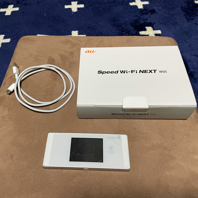 au(エーユー)のWiMAX2+　Wi-Fiルーター　W05 スマホ/家電/カメラのスマートフォン/携帯電話(その他)の商品写真