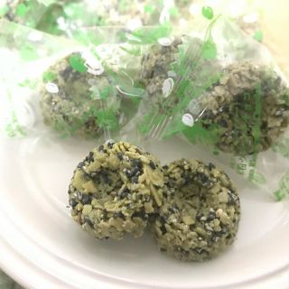 値下げしました【抹茶ごま米粉クランチチョコレート　60個】3000円の商品です(菓子/デザート)