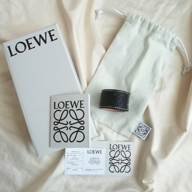 LOEWE(ロエベ)のロエベ LOEWE スモール スラップ レザー ブレスレット バングル 黒 レディースのアクセサリー(ブレスレット/バングル)の商品写真