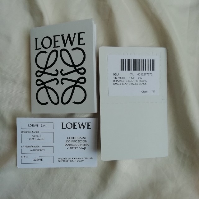 LOEWE(ロエベ)のロエベ LOEWE スモール スラップ レザー ブレスレット バングル 黒 レディースのアクセサリー(ブレスレット/バングル)の商品写真