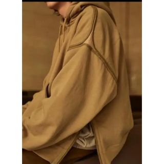 コモリ(COMOLI)の【YOKE ヨーク】PIPING WIDE PARKA / SAND BEIGE(パーカー)