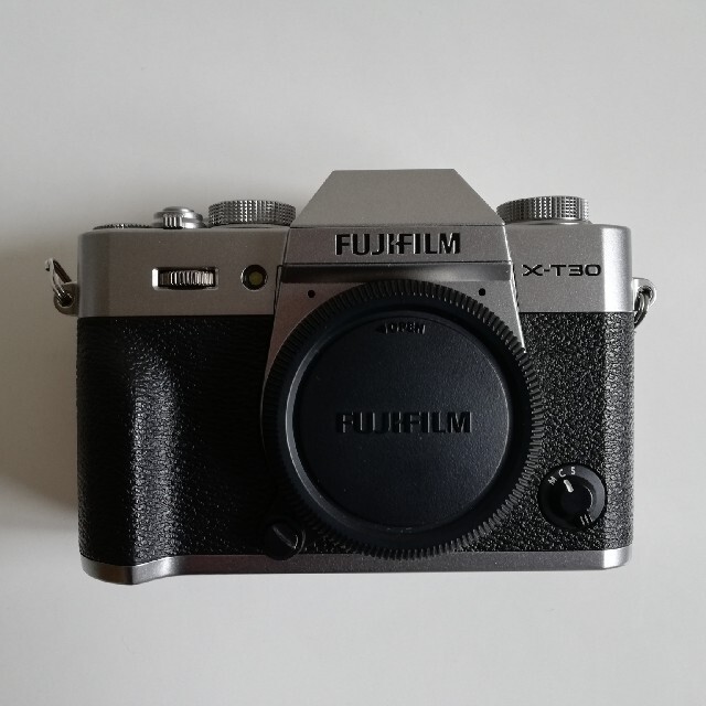 富士フイルム(フジフイルム)のFUJI FILM X−T30 SILVER ボディ スマホ/家電/カメラのカメラ(ミラーレス一眼)の商品写真