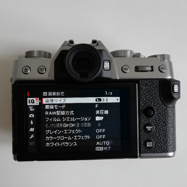 富士フイルム(フジフイルム)のFUJI FILM X−T30 SILVER ボディ スマホ/家電/カメラのカメラ(ミラーレス一眼)の商品写真