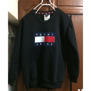 トミーヒルフィガー(TOMMY HILFIGER)のトミースエットです！前はV字です！サイズXLですが少し小さく感じますのでLで出品(シャツ)