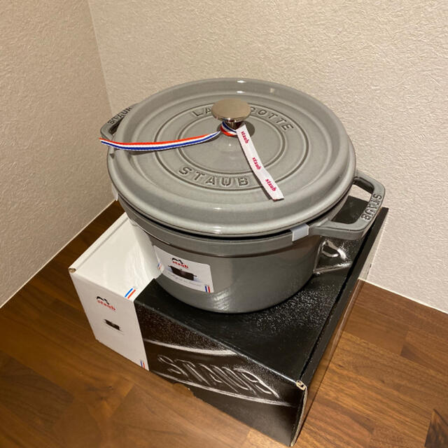 STAUB(ストウブ)の【新品　未使用】ストウブ グランド ココット 24㎝　グレー インテリア/住まい/日用品のキッチン/食器(鍋/フライパン)の商品写真