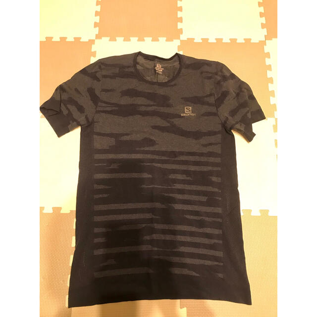 SALOMON(サロモン)のサロモン　XA CAMO TEE ナイトスカイ色 Sサイズ スポーツ/アウトドアのランニング(ウェア)の商品写真