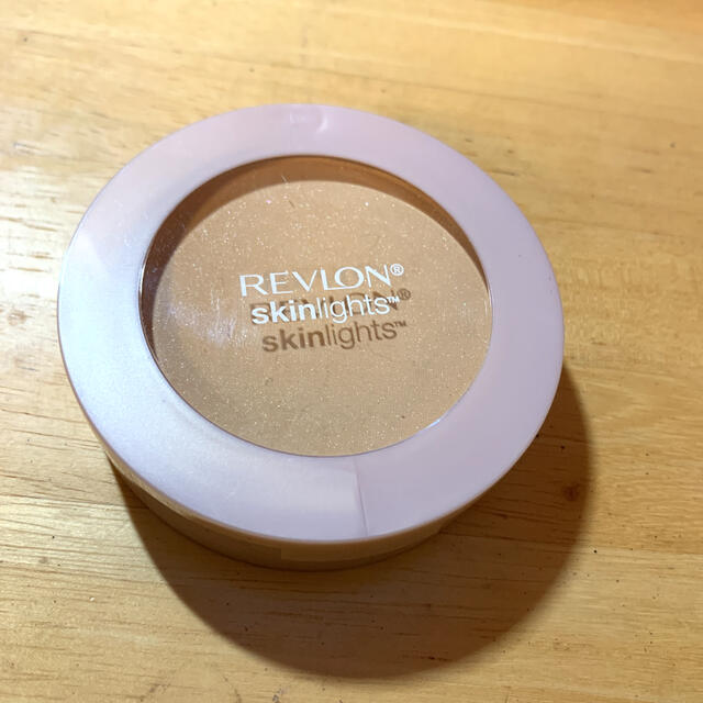 REVLON(レブロン)のレブロン　スキンライト　プレストパウダー　101 コスメ/美容のベースメイク/化粧品(フェイスパウダー)の商品写真