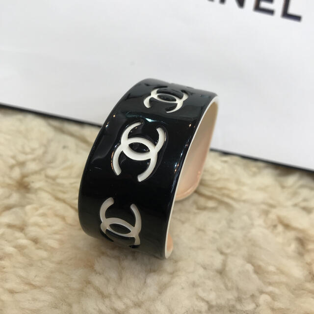 CHANEL(シャネル)のCHANEL シャネル ココマークバングル　02P レディースのアクセサリー(ブレスレット/バングル)の商品写真