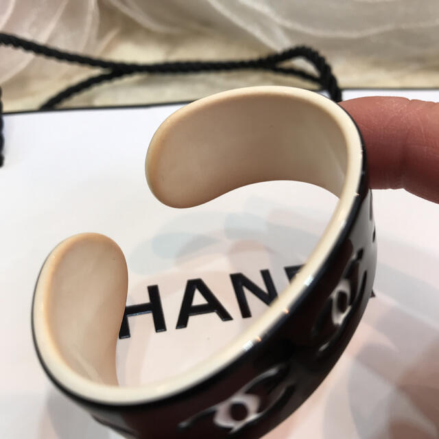 CHANEL(シャネル)のCHANEL シャネル ココマークバングル　02P レディースのアクセサリー(ブレスレット/バングル)の商品写真