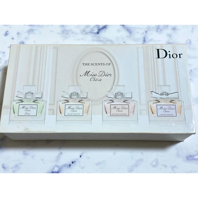 Christian Dior(クリスチャンディオール)のTHE SCENTS OF Miss Dior Cherie ミニ香水4点セット コスメ/美容の香水(香水(女性用))の商品写真