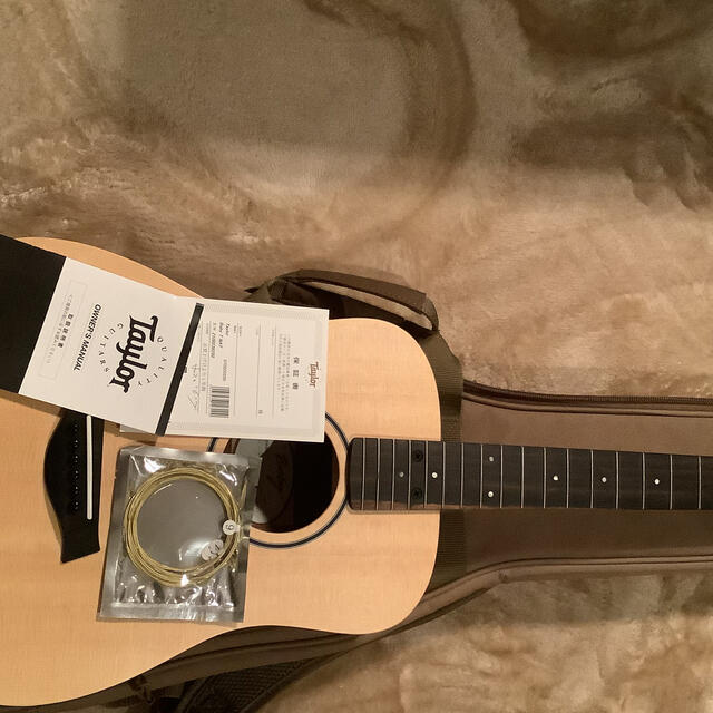baby Taylor 新品に近いです。超美品！新しいよくなった木材のものです。 楽器のギター(アコースティックギター)の商品写真