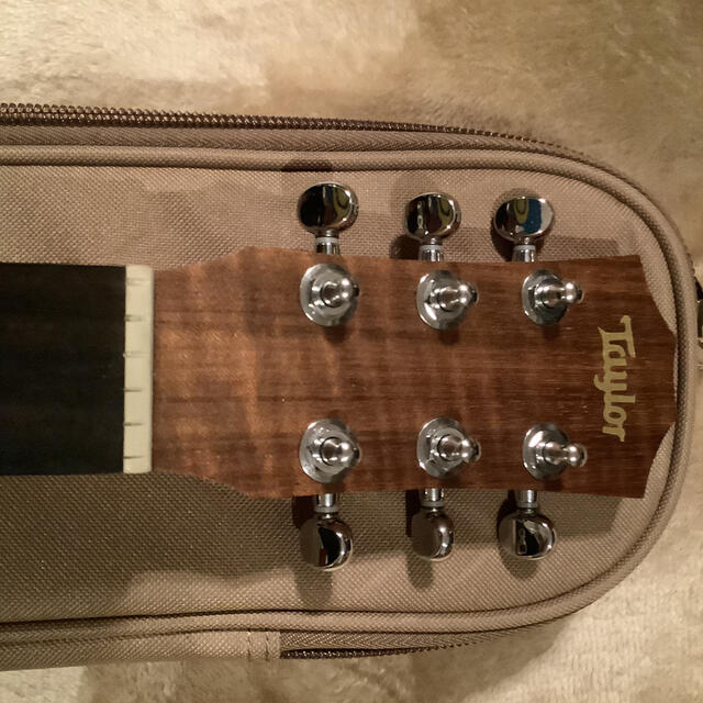 baby Taylor 新品に近いです。超美品！新しいよくなった木材のものです。 楽器のギター(アコースティックギター)の商品写真