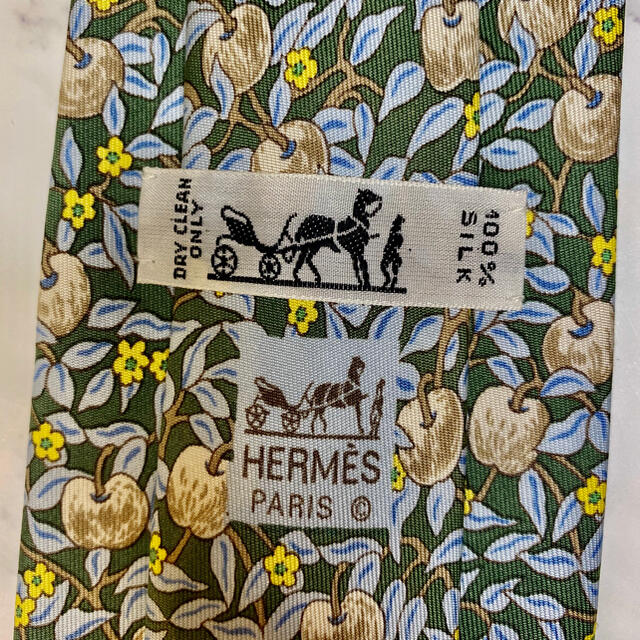 Hermes(エルメス)の【美品】HERMES PARIS メンズ　ネクタイ　林檎柄　高級 Silk メンズのファッション小物(ネクタイ)の商品写真