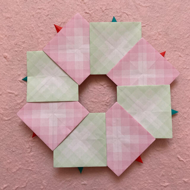 折り紙クリスマスリース⑨＊グラデーション・レッド&グリーン ハンドメイドのフラワー/ガーデン(リース)の商品写真