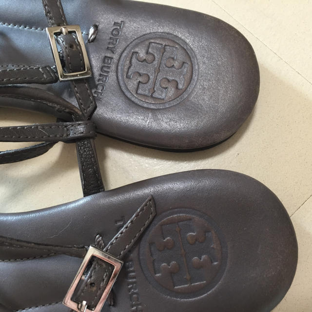 Tory Burch(トリーバーチ)のトリーバーチ☆グレーレザーサンダル☆ レディースの靴/シューズ(サンダル)の商品写真