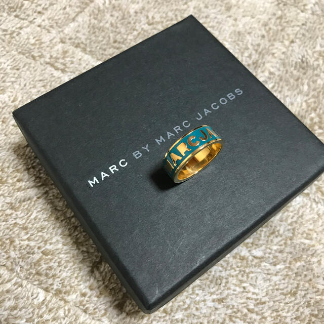 MARC BY MARC JACOBS(マークバイマークジェイコブス)のMARC BY MARC JACOBS マークバイマークジェイコブス　ロゴリング レディースのアクセサリー(リング(指輪))の商品写真