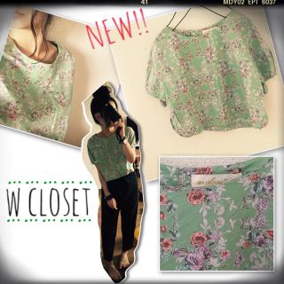 ダブルクローゼット(w closet)の値下げしました！ショート丈花柄ブラウス(シャツ/ブラウス(半袖/袖なし))