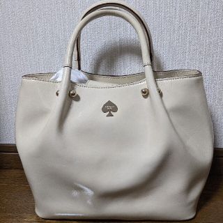 ケイトスペードニューヨーク(kate spade new york)のKate spade ベージュ　エナメルレザーバッグ(ハンドバッグ)