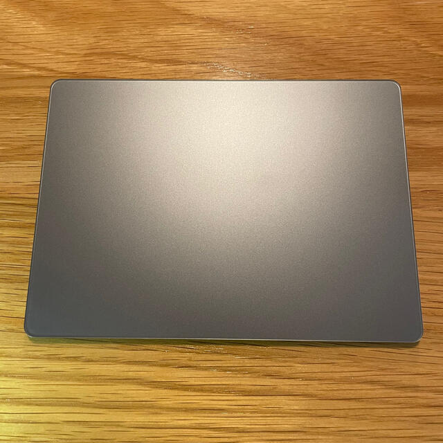 Apple(アップル)のMagic Trackpad 2 スペースグレイ 美品 付属品完備 スマホ/家電/カメラのPC/タブレット(PC周辺機器)の商品写真