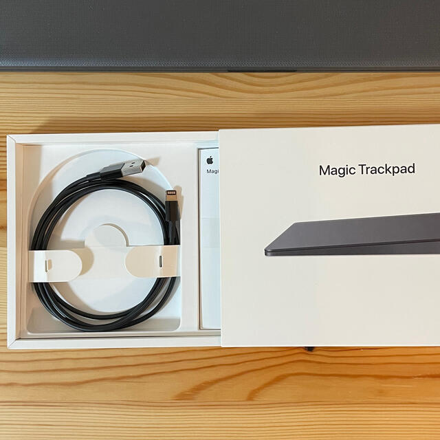 Apple(アップル)のMagic Trackpad 2 スペースグレイ 美品 付属品完備 スマホ/家電/カメラのPC/タブレット(PC周辺機器)の商品写真