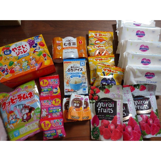 和光堂(ワコウドウ)の(中身変更☆)幼児お菓子 詰め合わせ おしりふき付き 食品/飲料/酒の食品(菓子/デザート)の商品写真