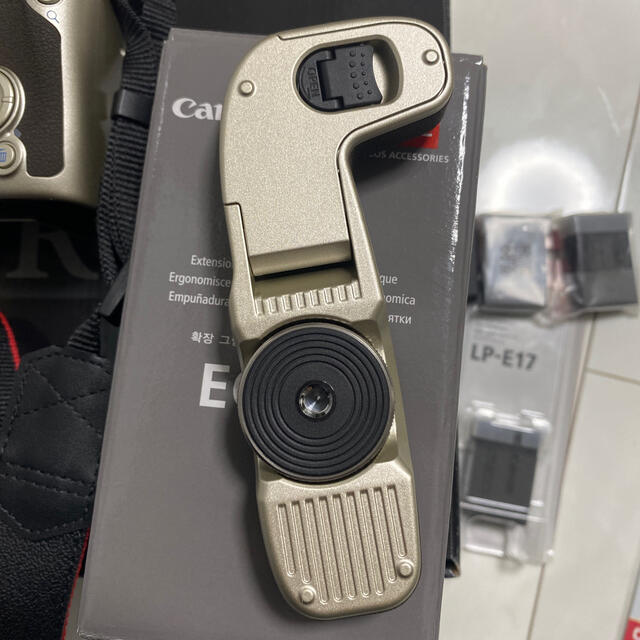 Canon(キヤノン)のEOS RP ゴールド エクステンショングリップ 未使用バッテリー3個付き スマホ/家電/カメラのカメラ(ミラーレス一眼)の商品写真