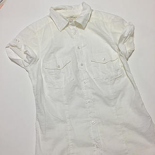 エイチアンドエム(H&M)の美品✩ H&M 白シャツ(シャツ/ブラウス(半袖/袖なし))