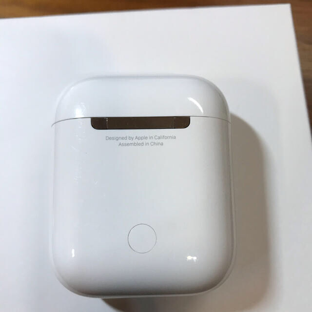 Apple(アップル)の専用！　正規　エアポッツ　AirPods 第二世代　セット　極美品　刻印入り スマホ/家電/カメラのオーディオ機器(ヘッドフォン/イヤフォン)の商品写真