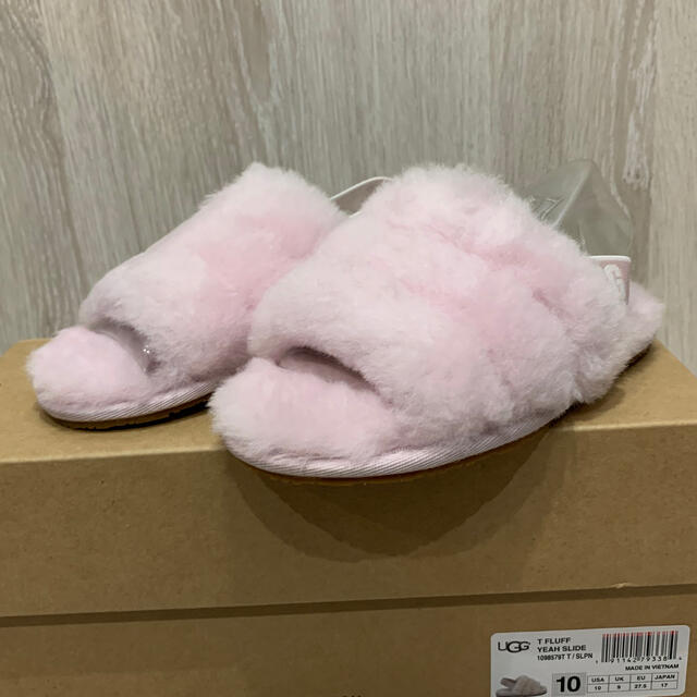 UGG(アグ)のUGG キッズ　FLUFF YEAH SLIDE - SEASHELL PINK キッズ/ベビー/マタニティのベビー靴/シューズ(~14cm)(サンダル)の商品写真