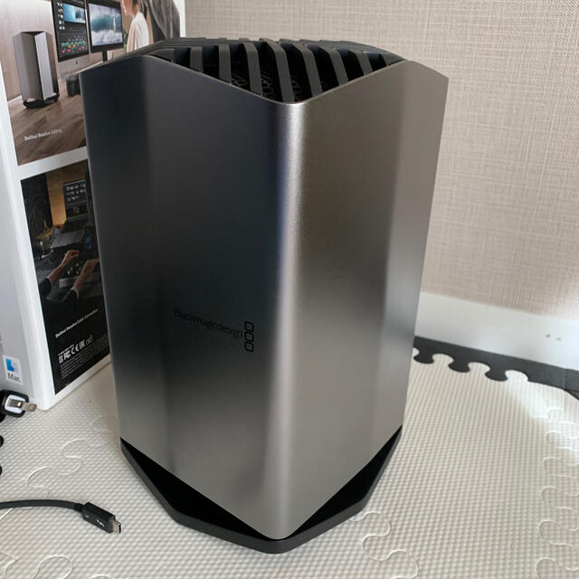 Apple(アップル)のR.M.b9様専用★Blackmagic eGPU Radeon Pro 580 スマホ/家電/カメラのPC/タブレット(PC周辺機器)の商品写真