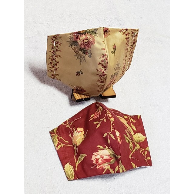 ハンドメイド 立体 マスクカバー 大人用 花柄 エンジ色・ゴールド  2枚セット ハンドメイドのファッション小物(その他)の商品写真
