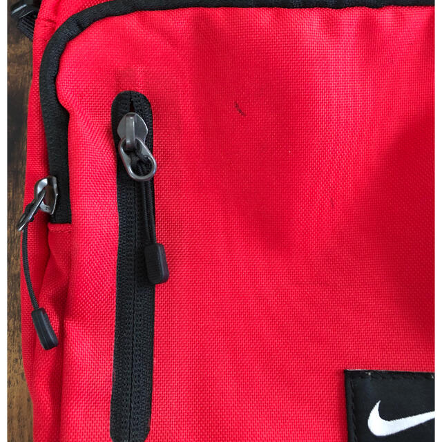 NIKE(ナイキ)のNIKE サコッシュ　赤　ショルダー レディースのバッグ(ショルダーバッグ)の商品写真