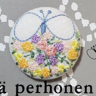 ミナペルホネン(mina perhonen)のミナペルホネンお花の刺繍☆ヘアゴムorブローチ☆ハンドメイド(ヘアゴム/シュシュ)