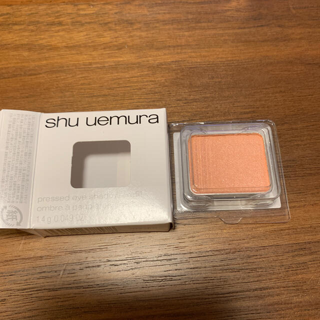 shu uemura(シュウウエムラ)のシュウウエムラ　プレスドアイシャドー カラーはPソフトコーラル121 コスメ/美容のベースメイク/化粧品(アイシャドウ)の商品写真