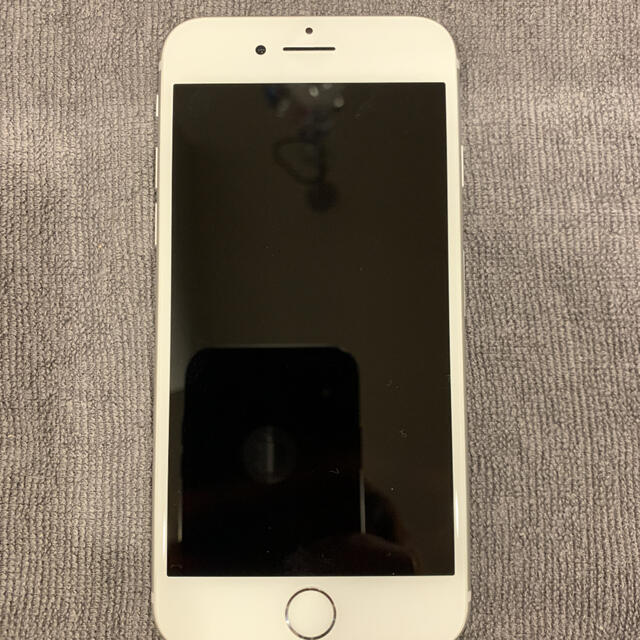 iPhone(アイフォーン)の週末値下げ　iPhone 8 Silver 64 GB SIMフリー スマホ/家電/カメラのスマートフォン/携帯電話(スマートフォン本体)の商品写真