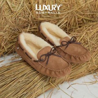 アグ(UGG)の【新品】激安　LUXURY UGG アグ ムートン モカシン ダコタ23.5cm(スリッポン/モカシン)