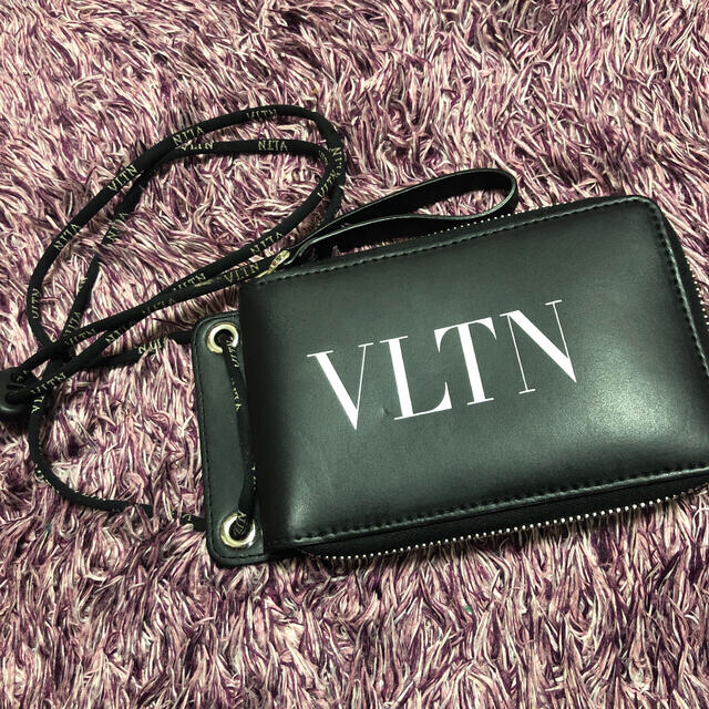 GIANNI VALENTINO(ジャンニバレンチノ)のVALENTINO ガラヴァーニ VLTN ネックウォレット メンズのファッション小物(折り財布)の商品写真