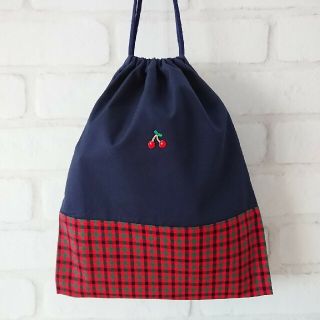 ファミリア(familiar)の【ハンドメイド】チェリーワッペン付給食袋 巾着 紺×赤チェック  入園入学通園通(外出用品)