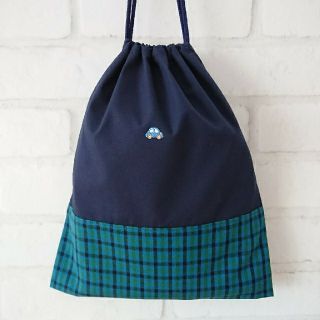 ファミリア(familiar)の【ハンドメイド】ブルーカーワッペン付給食袋 巾着  入園 入学 通園 通学(外出用品)