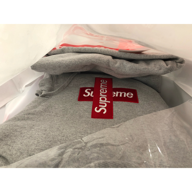 Supreme(シュプリーム)のsupreme Cross Box Logo Hooded Sweatshirt メンズのトップス(パーカー)の商品写真